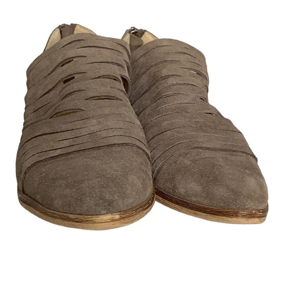 Chinese‎ Laundry Danika leather suede bootie flat in taupe color. Size 7.5 - Picture 7 of 8